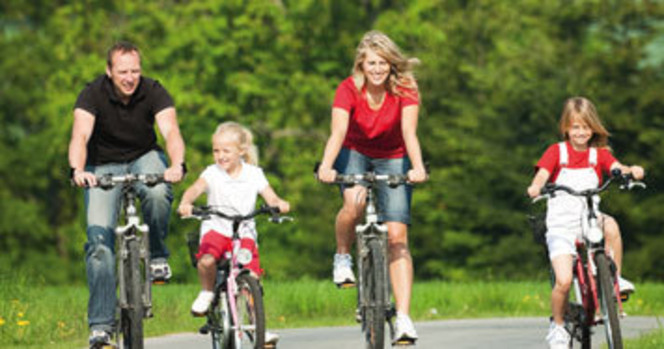 Familie auf einer Radtour
