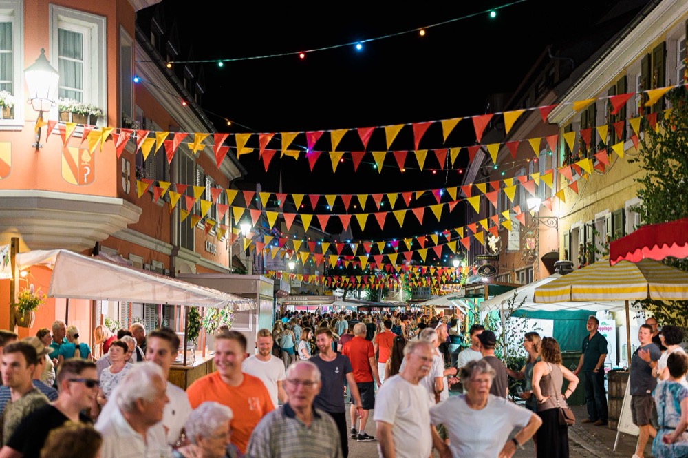 Weinfest bei Nacht